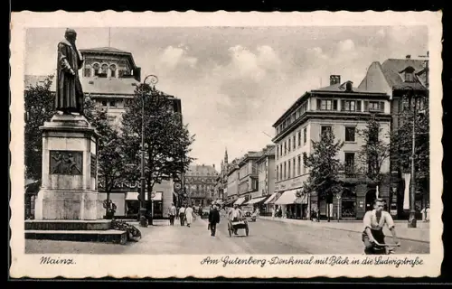 AK Mainz, Am Gutenberg-Denkmal mit Blick in die Ludwigstrasse