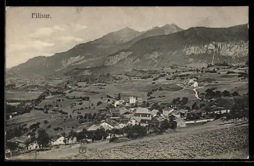 AK Filisur, Gesamtansicht mit Dorf, Kirche und Bergkulisse