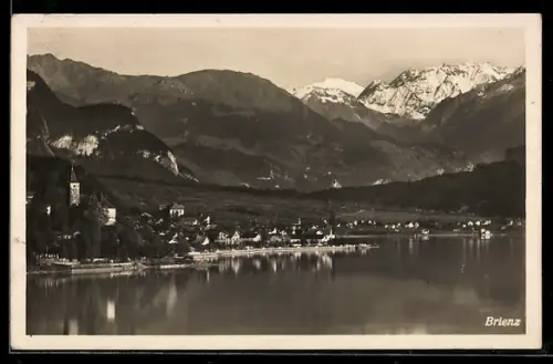AK Brienz, Gesamtansicht am See mit Kirche und Bergpanorama