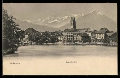 AK Unterseen, Gesamtansicht mit Seepromenade, Kirchturm und Bergpanorama