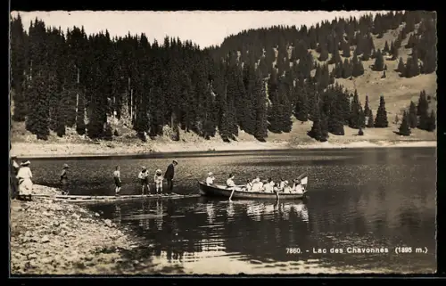 AK Lac des Chavonnes, Ruderboot mit Ausflüglern am Seeufer