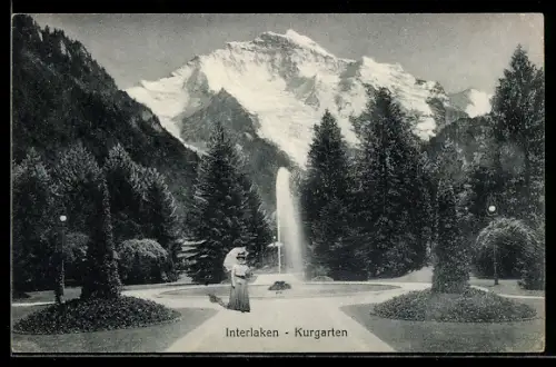 AK Interlaken, Kurgarten mit Brunnen und Bergkulisse