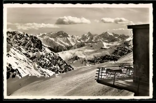 AK Davos-Parsenn, Weissfluhjoch, Restaurant-Terrasse und verschneite Berglandschaft