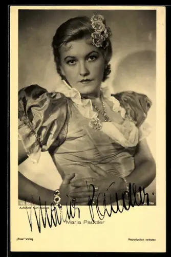 AK Schauspielerin Maria Paudler in elegantem Kleid, Autograph