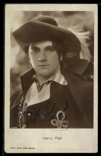 AK Schauspieler Harry Piel im Kostüm mit Hut, Autograph