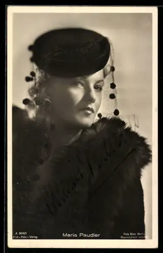 AK Schauspielerin Maria Paudler im Pelzmantel porträtiert, Autograph