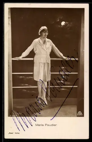 AK Schauspielerin Maria Paudler mit Mützenband Jana an der Reling, Autograph