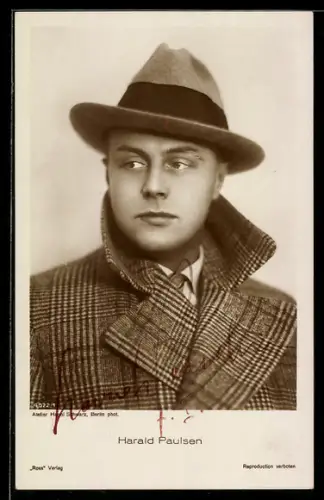 AK Schauspieler Harald Paulsen im Mantel mit Hut, Autograph