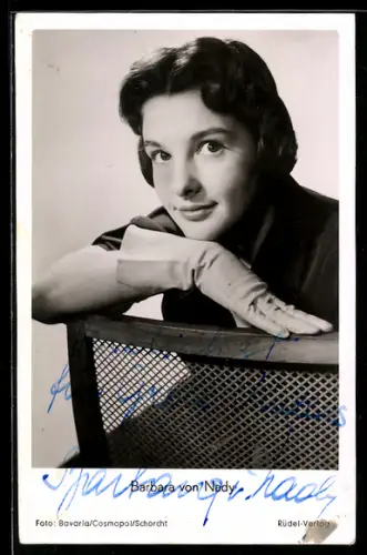 AK Schauspielerin Barbara von Nady mit Handschuh in die Kamera blickend, Autograph