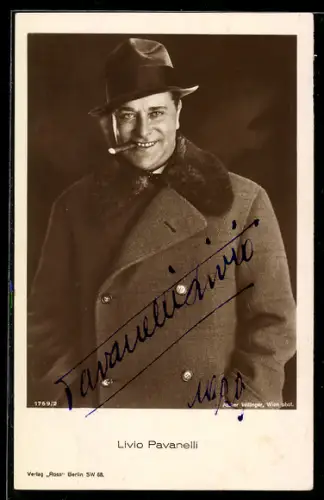 AK Schauspieler Livio Pavanelli im Mantel mit Zigarre und Hut, Autograph