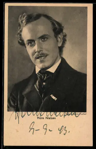 AK Schauspieler Hans Nielsen im Anzug porträtiert, Autograph