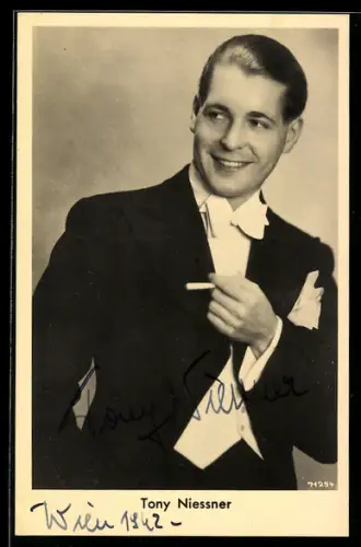 AK Schauspieler Tony Niessner mit Zigarette im Anzug zur Seite schauend porträtiert, Autograph