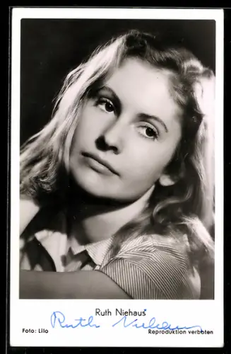 AK Schauspielerin Ruth Niehaus zur Seite blickend im Porträt, Autograph