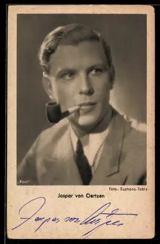 AK Schauspieler Jaspar von Oertzen mit Pfeife posierend, Autograph