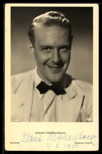 AK Schauspieler Albert Matterstock lächelnd mit Fliege porträtiert, Autograph