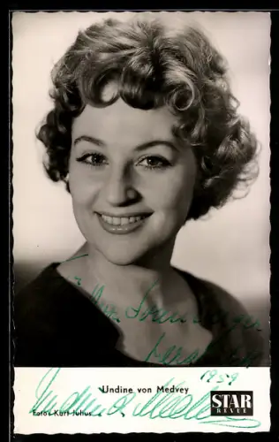 AK Schauspielerin Undine von Medvey im Porträt, Autograph