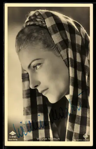 AK Schauspielerin Winnie Markus mit kariertem Umhang, Autograph