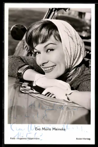AK Schauspielerin Eva Maria Meineke in einem Auto sitzend, Autograph
