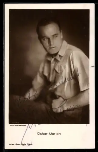 AK Schauspieler Oskar Marion im Hemd porträtiert, Autograph