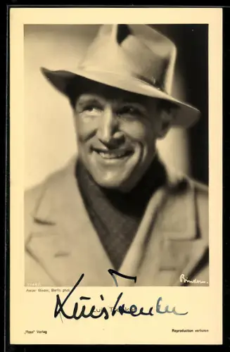 AK Schauspieler Luis Trenker lächelnd mit Hut porträtiert, Autograph