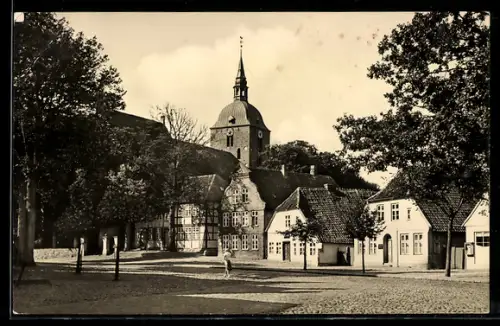 AK Ostseebad Burg (Insel Fehmarn), Breite Strasse mit Museum und Kirche