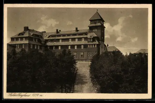 AK Oberwiesenthal i. Erzgeb., Blick zum Fichtelberghaus, Bes. A. Soyka
