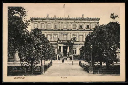 AK Detmold, Palais mit Strassenpartie