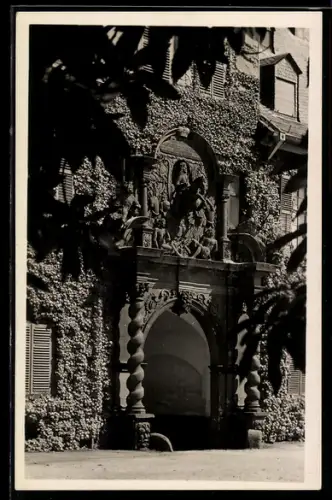 AK Bad Homburg v. d. H., Schlossportal mit Figurenrelief