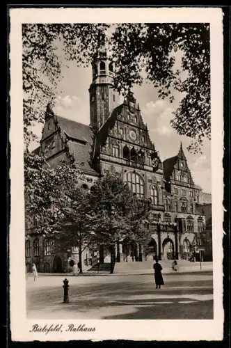 AK Bielefeld, Rathaus, Dame überquert die Strasse
