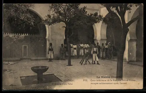 AK Fez, Cour intérieure de la Mosquée Bab el Ghissa occupée militairement après l`assaut