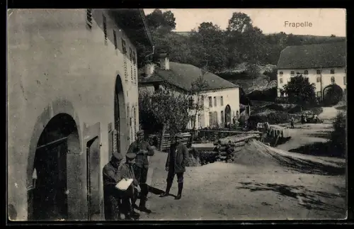 AK Frapelle, Dorfstrasse mit Personen