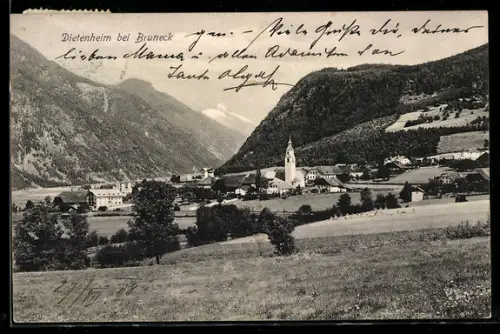 AK Dietenheim bei Bruneck, Vista panoramica del paese circondato da montagne e campi