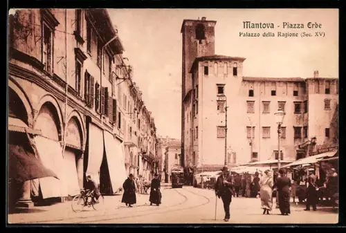 AK Mantova, Piazza Erbe, Palazzo della Ragione con tram e persone sul mercato