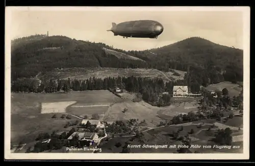 AK Schweigmatt, Luftschiff Graf Zeppelin über dem Ort, Pension Blumberg