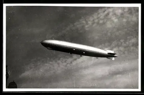 Foto-AK Wien, Luftschiff LZ-127 Graf Zeppelin im Fluge über der Stadt Juli 1937