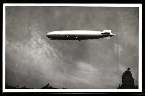 Foto-AK Wien, Luftschiff LZ-127 Graf Zeppelin im Fluge über der Stadt Juli 1937