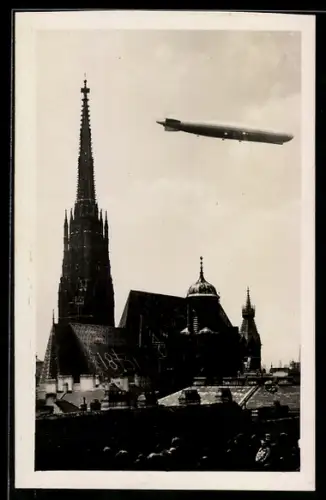 Foto-AK Wien, Zeppelin-Luftschiff über der Stephanskirche