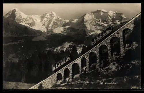 AK Bergbahn Lauterbrunnen-Mürren auf Viadukt mit Jungfrau, Mönch und Eiger