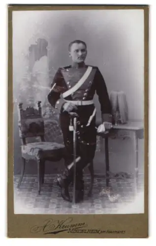 Fotografie A. Krumm, Mindelheim, Am Rossmarkt, Gefreiter der Ulanen in Uniform mit Paradehelm und Säbel