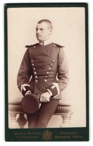 Fotografie Selle & Kuntze, Potsdam, Schwertfegerstrasse 14, Unteroffizier der Garde-Ulanen in Uniform mit Schirmmütze