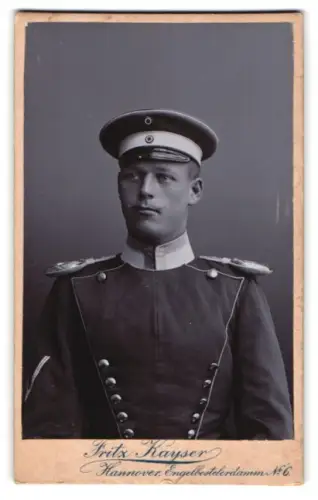 Fotografie F. Kayser, Hannover, Engelbostelerdamm 6, Unteroffizier der Ulanen in Uniform mit Schirmmütze