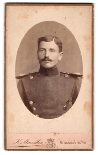 Fotografie K. Maendlen, Strassburg i. E., Ecke des Nicolausringes u. der Germania, Ulan in Uniform
