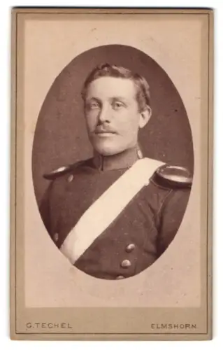 Fotografie G. Techel, Elmshorn, Mühlenstrasse 12, Gefreiter der Ulanen in Uniform mit Schärpe