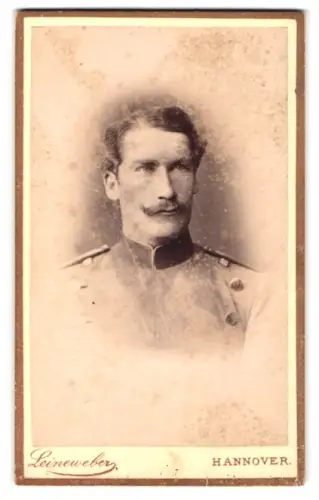 Fotografie G. W. Leineweber, Hannover, Georgstrasse 11, Rittmeister Scriba vom Dragoner-Regiment 5 im Überrock