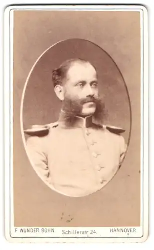 Fotografie F. Wunder Sohn, Hannover, Schillerstr. 24, Offizier Daun vom Dragoner-Regiment 16, Major