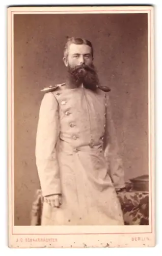 Fotografie J. C. Schaarwächter, Berlin, Friedrich-Str. 190, Offizier Pappritz vom Dragoner-Regiment 15 im Überrock