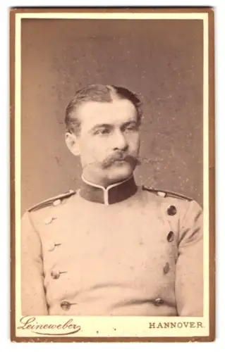 Fotografie G. W. Leineweber, Hannover, Georgstrasse 11, Rittmeister Ebmeier vom Dragoner-Regiment 13 im Überrock