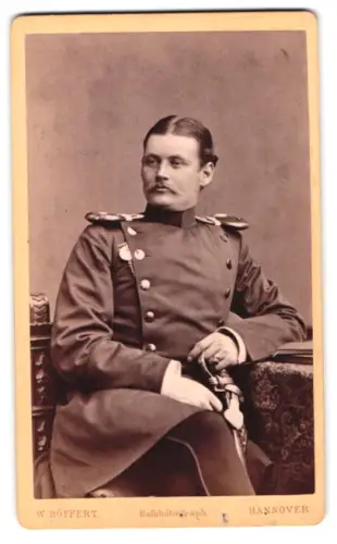Fotografie W. Höffert, Hannover, Georg-Strasse 9, Offizier Zuiker vom 4. Ulanen-Regiment im Überrock mit Säbel