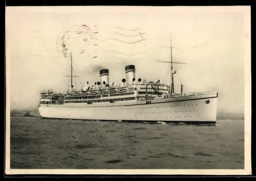 AK Italienisches Passagierschiff Duilio der Italian Line in Fahrt vor der Küste