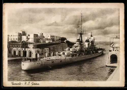 AK Italienischer Kreuzer Gorizia läuft aus dem Hafen von Tarent aus